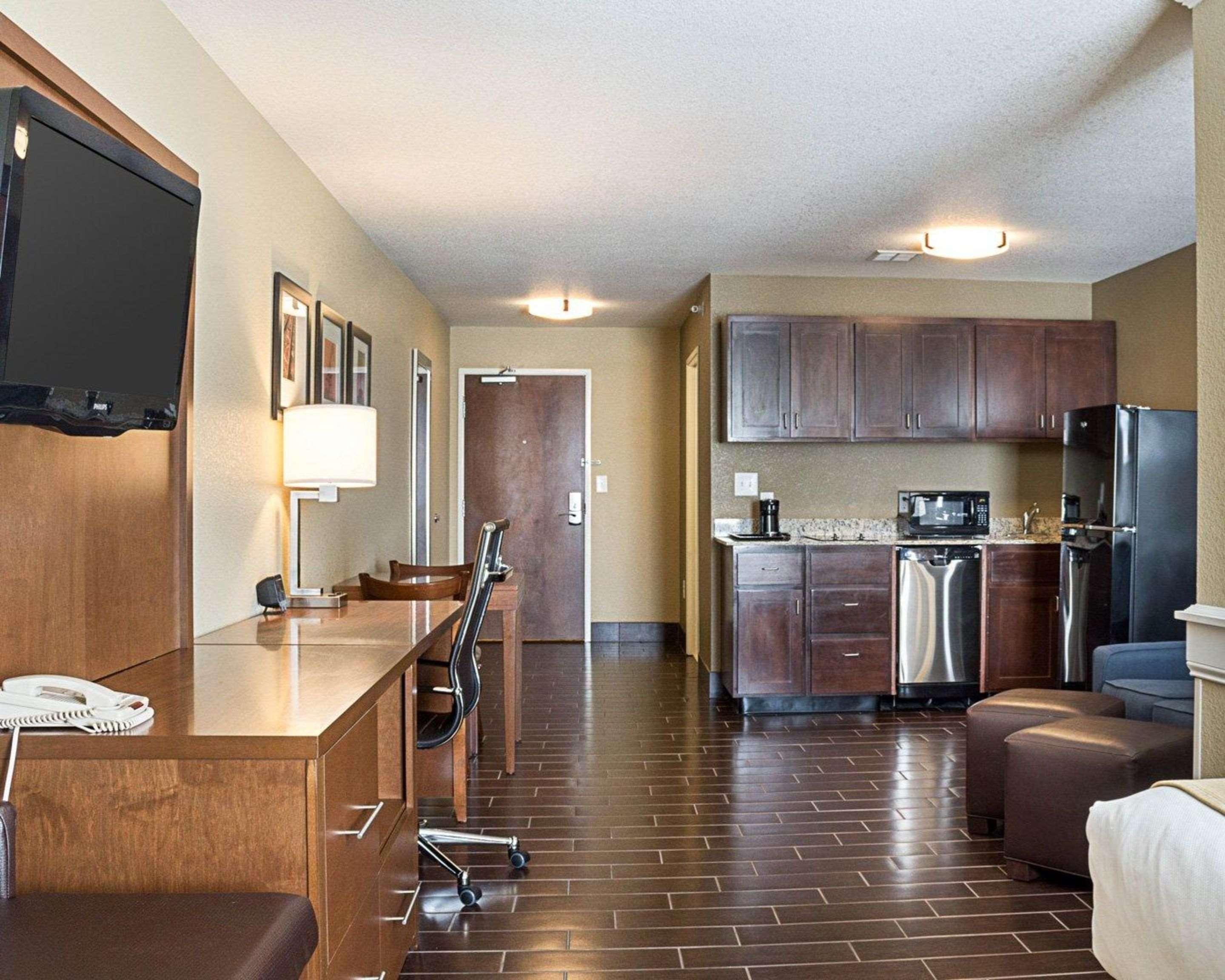 Comfort Suites Minot Exterior photo
