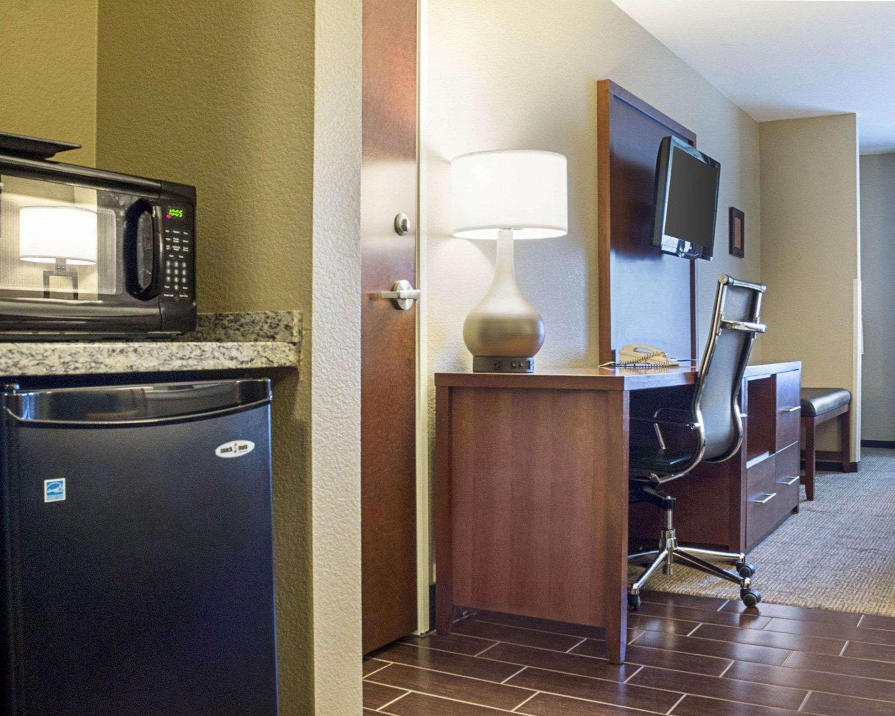 Comfort Suites Minot Exterior photo