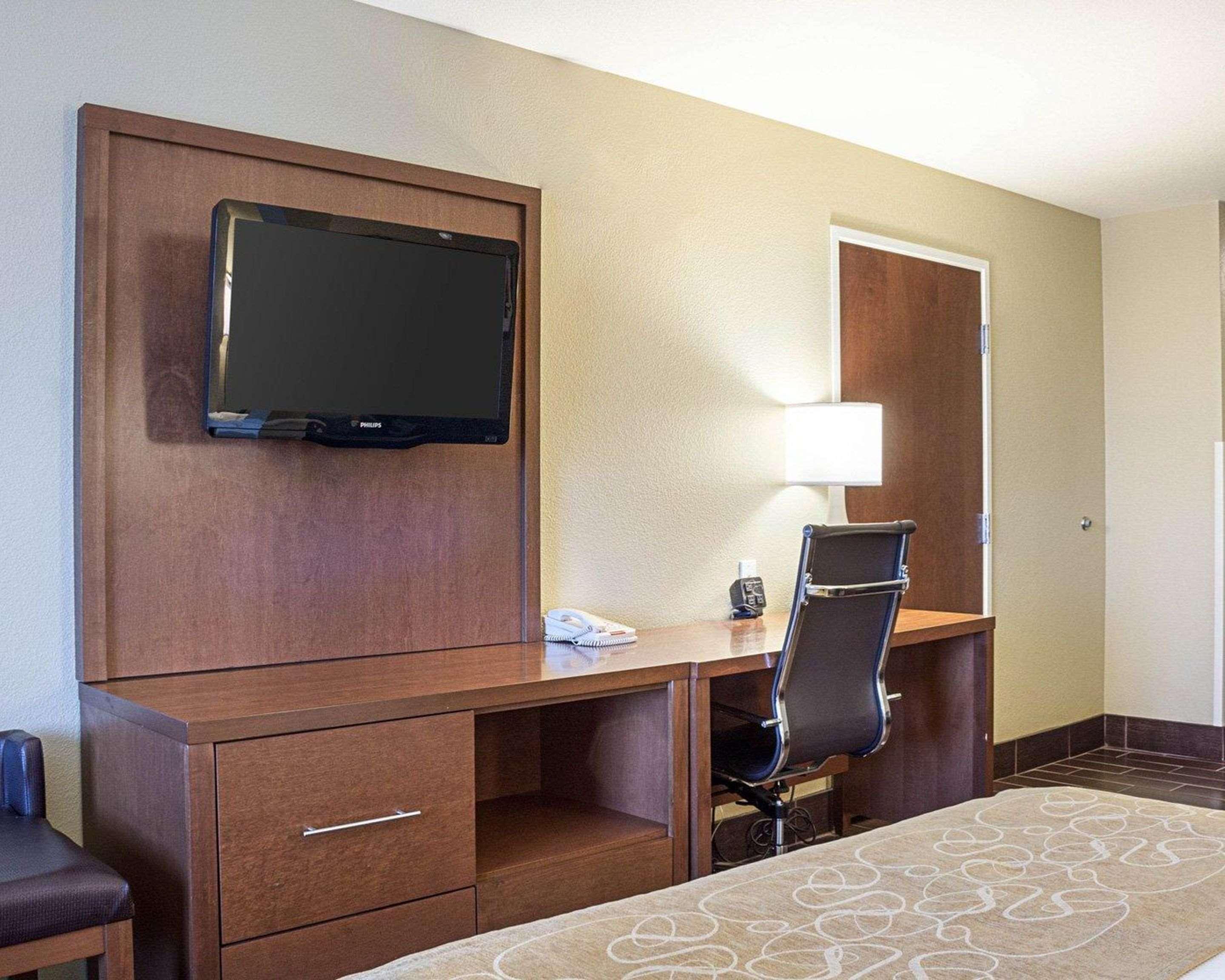 Comfort Suites Minot Exterior photo