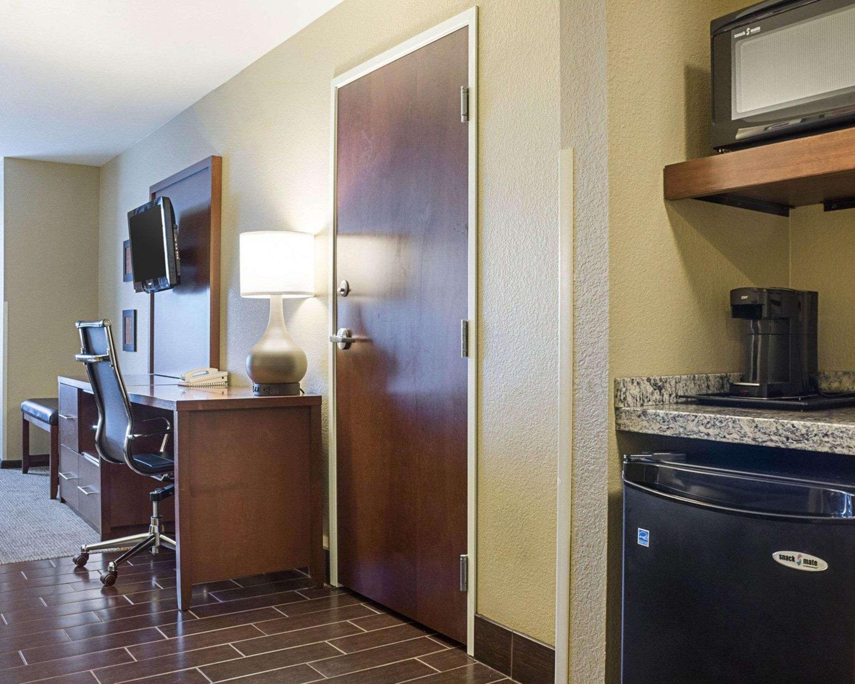 Comfort Suites Minot Exterior photo