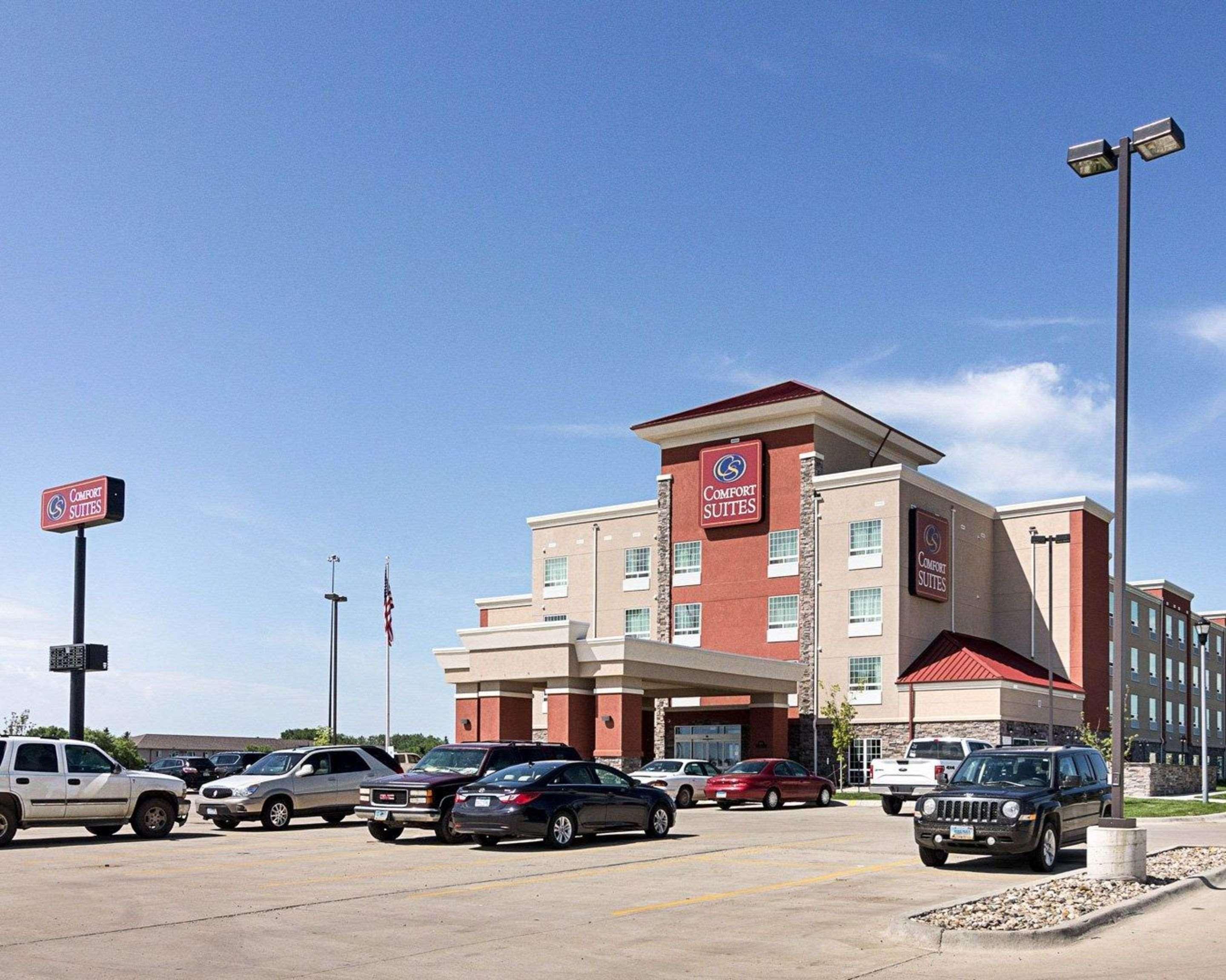 Comfort Suites Minot Exterior photo