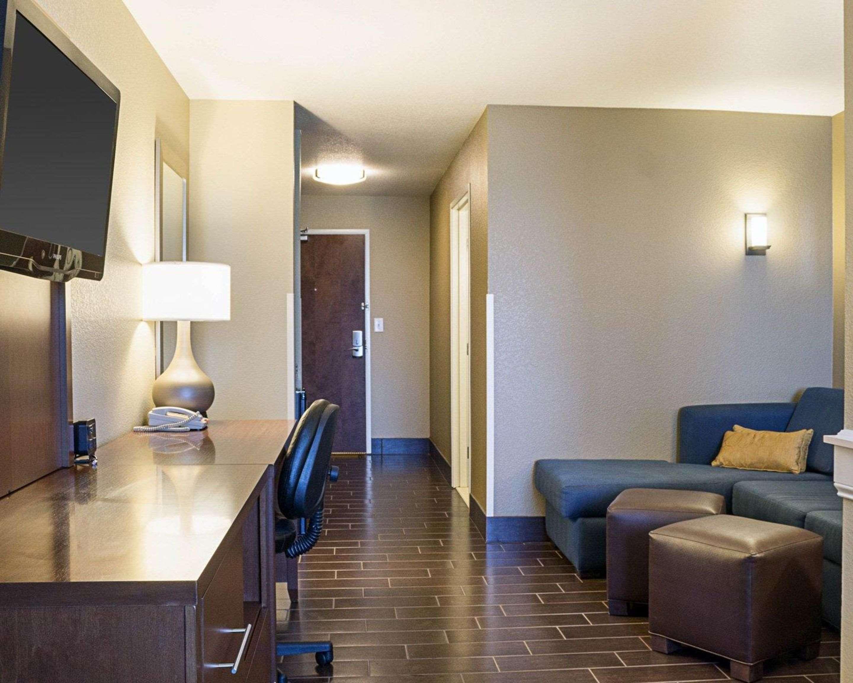 Comfort Suites Minot Exterior photo