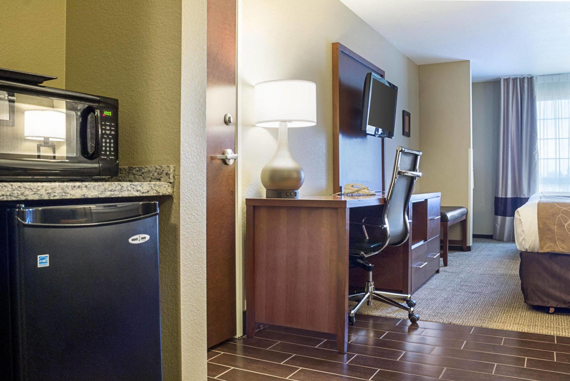 Comfort Suites Minot Exterior photo